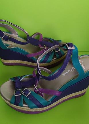 Шкіряні босоніжки на танкетці clarks, 5d/38