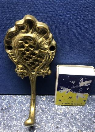 З англії: гачок-вішалка у вікторіанському стилі, вінтажна штучка! бронза. з отворами для кріплення.