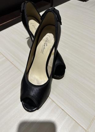 Туфлі з відкритим носком