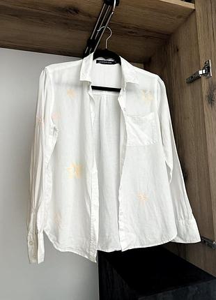 Белая легкая рубашка calvin klein с вышивкой звездочки