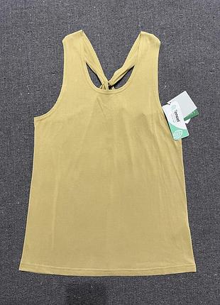 Однотонна нова майка гірчичного кольору із паперовими етикетками