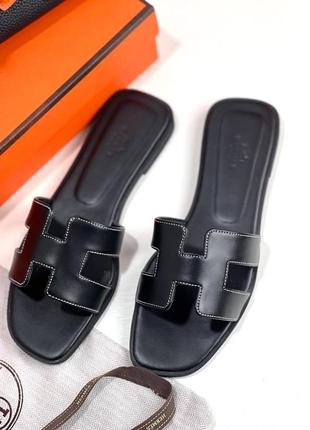 Черные кожаные шлепки в стиле hermes