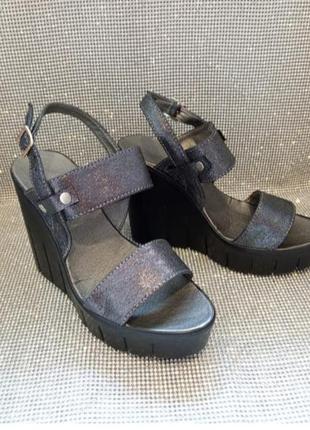 Босоніжки з натуральної шкіри на танкетці  жіночі