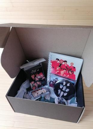 Бокс подарунковий stray kids із 8 предметів