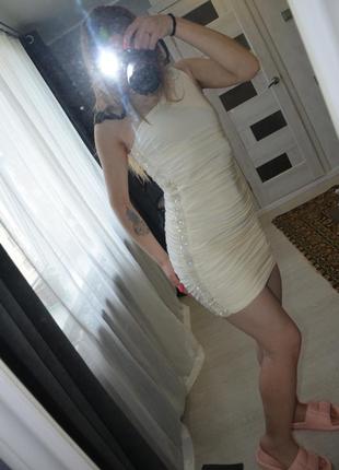 Шикарна блискуча вечірня коротка сукня утяжка молочна міні на одне плече шовк масло6 фото