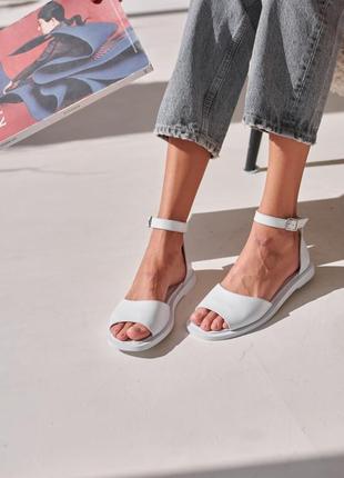 Кожаные босоножки белые с закрытой пяткой &lt;unk&gt; 82070