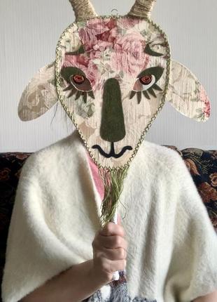 Коза улыбчивая, маска на палочке