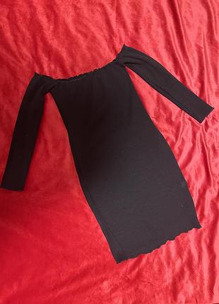 Маленькое черное платье с декольте/платье в рубчик