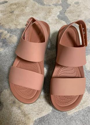 Crocs босоніжки brooklyn low wedge1 фото