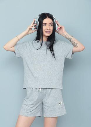 Легкий, свободный и спортивный костюм