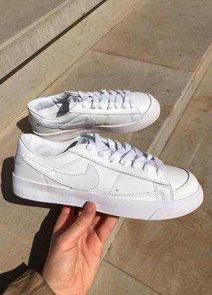 Жіночі шкіряні кросівки nike blazer low triple white