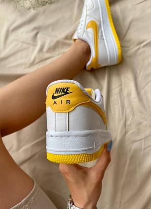 Жіночі шкіряні кросівки nike air force 1 low white ‘yellow logo’2 фото