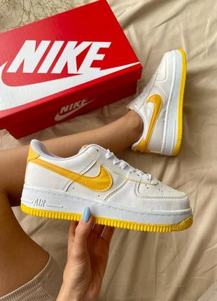 Жіночі шкіряні кросівки nike air force 1 low white ‘yellow logo’3 фото