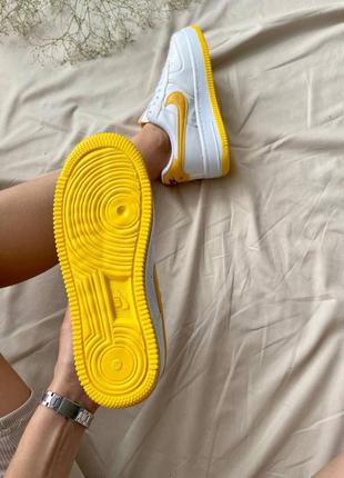 Жіночі шкіряні кросівки nike air force 1 low white ‘yellow logo’4 фото