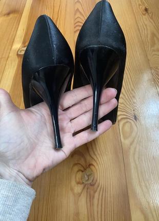 Karen mullen туфлі лодочки чорні, покриття атлас, бант і відкриті пальчики2 фото
