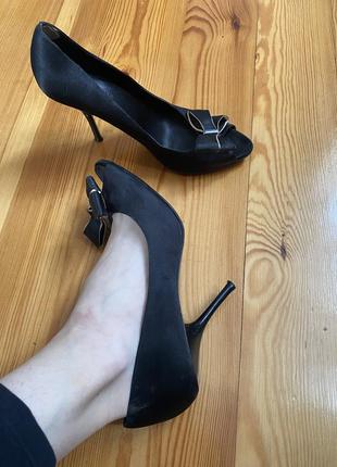 Karen mullen туфлі лодочки чорні, покриття атлас, бант і відкриті пальчики3 фото