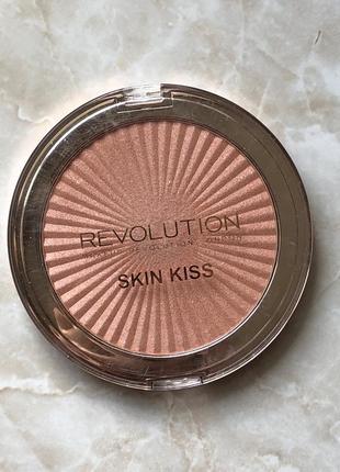 Хайлайтер makeup revolution skin kiss rose gold kiss1 фото
