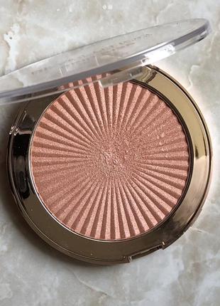 Хайлайтер makeup revolution skin kiss rose gold kiss2 фото