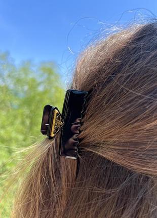 Заколка краб с логотипом черного цвета