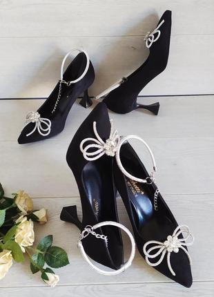 Изысканные праздничные туфли с украшением