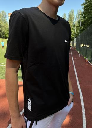 Футболка nike чорна