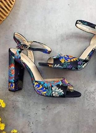 Босоніжки жіночі