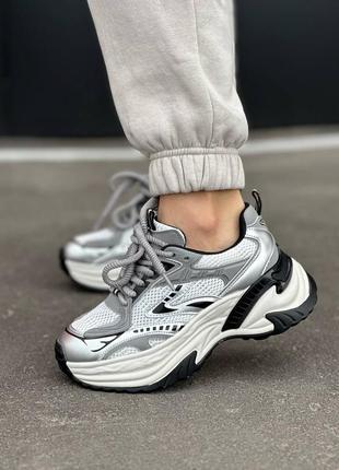 Жіночі кросівки