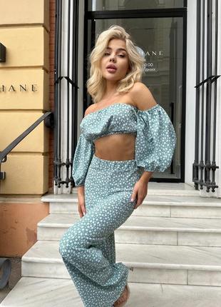 Костюм : топ&nbsp;с открытыми плечами и брюками кюлоты