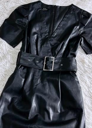 Трендовое кожаное платье bershka с поясом