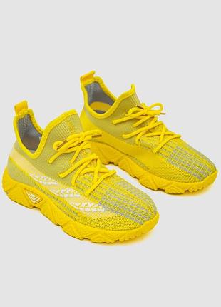 Кросівки жіночі