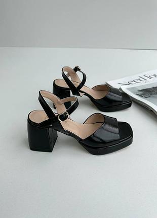 Босоніжки жіночі на стійкому підборі, шкіряні, лакові, чорні