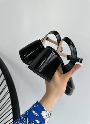 Босоніжки жіночі на стійкому підборі, шкіряні, лакові, чорні