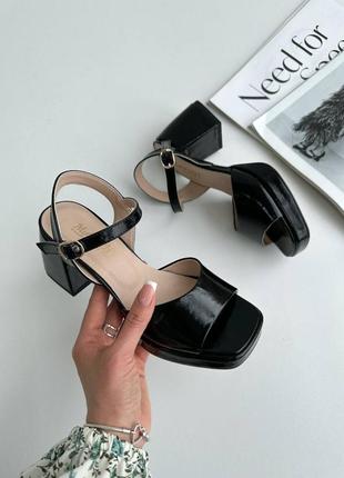 Босоніжки жіночі на стійкому підборі, шкіряні, лакові, чорні