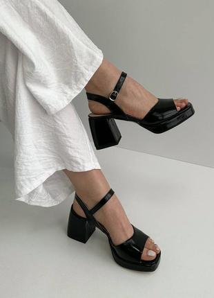 Босоніжки жіночі на стійкому підборі, шкіряні, лакові, чорні