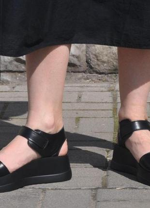 Розміри 36, 37, 38, 39, 40, 41  босоніжки сандалі жіночі viscala шкіряні на платформі, чорні, на липучках10 фото