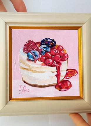 Картина олією 10х10 см чизкейк із ягодами в рамі на підставці