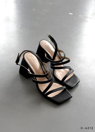 Трендовые кожаные босоножки с тоненьвыми ремешками10 фото