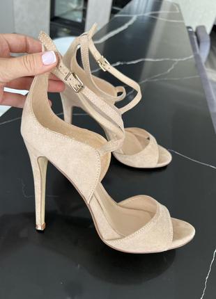 Босоножки на каблуке