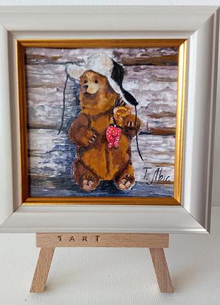 Картина олією 10х10 см ведмедик у шапці в рамі на підставці