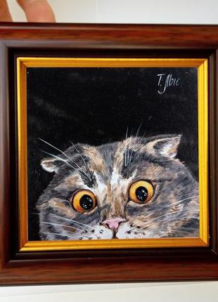 Картина маслом 10х10 см испуганный кот в раме на подставке