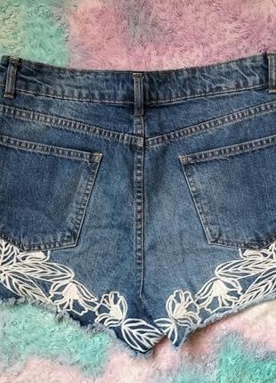 Джинсовые шорты с вышивкой