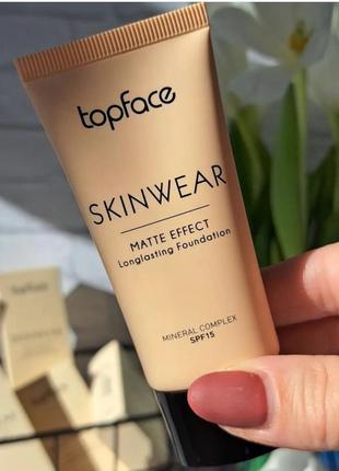 Матова тональна основа від topface