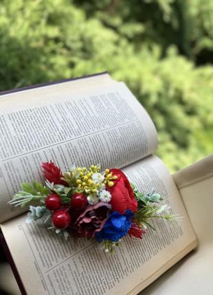 Українська заколка з волошками, червоними квітами та калиною