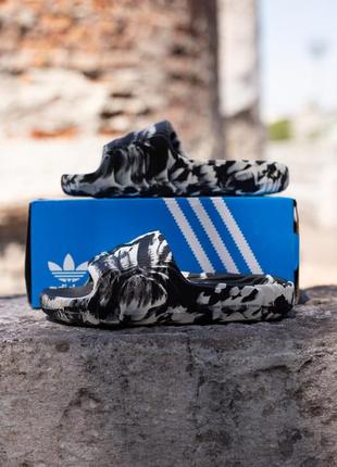 Adidas adilette 22 black beige чоловічі тапки шльопки чорно білі адідас рельєф