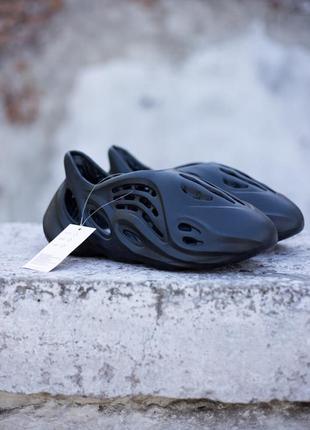 Мужские шлепанцы слайдеры черные пена адидас adidas yeezy foam runner black