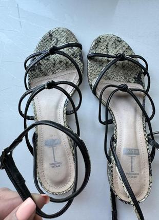 Босоніжки на маленькому каблуку, шкіра, сандалі