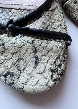 Босоніжки на маленькому каблуку, шкіра, сандалі