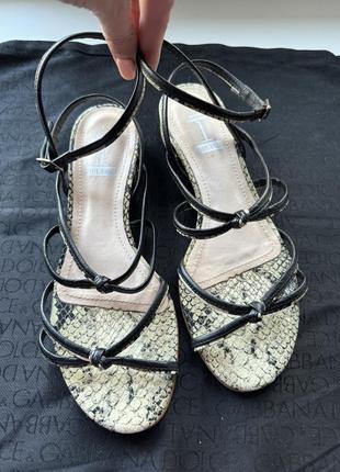 Босоніжки на маленькому каблуку, шкіра, сандалі