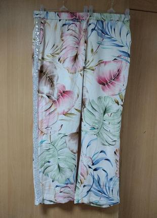 Широкие брюки из вискозы.