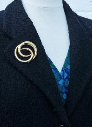 Винтажная металлическая позолоченная брошь 1980-х годов с двойными завитками и переплетенными кругами(5 см на 4. 5 см)